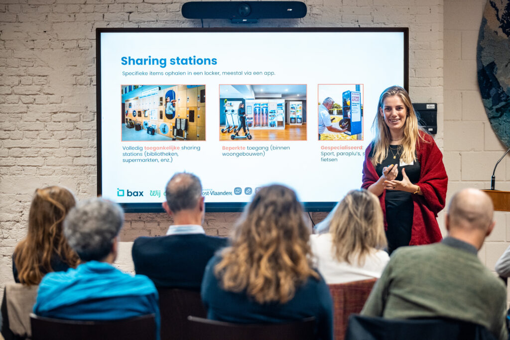 Photo of Nienke de Jong from Bax Sharing team presenting on sharing stations
