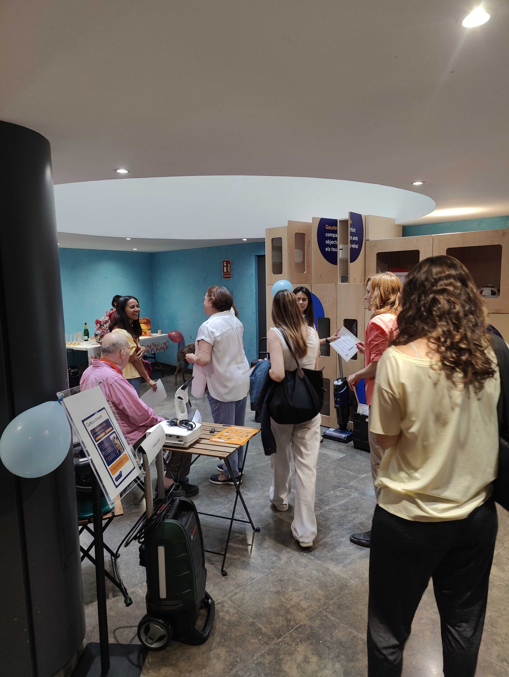 Photo of residents at Compartiment sharing station event