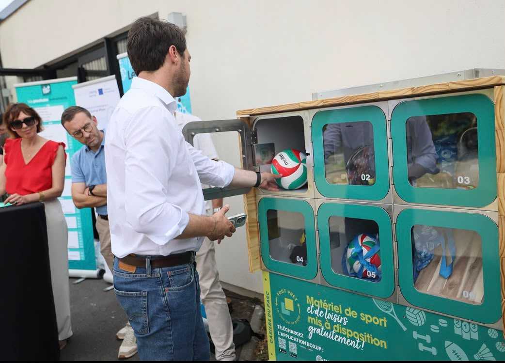 Photo of BoxUp sharing station being used